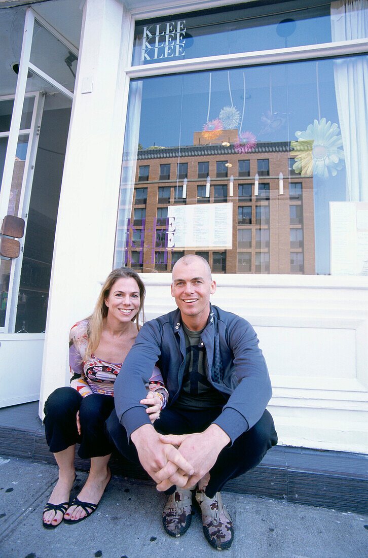 Zwei Personen sitzen vor Restaurant Klee, Brasserie, Manhattan, New York, USA, Amerika