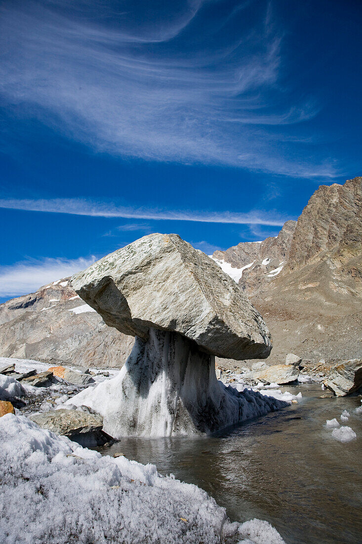 Gletschertisch auf Grossem Aletschgletscher, Kanton Wallis, Schweiz