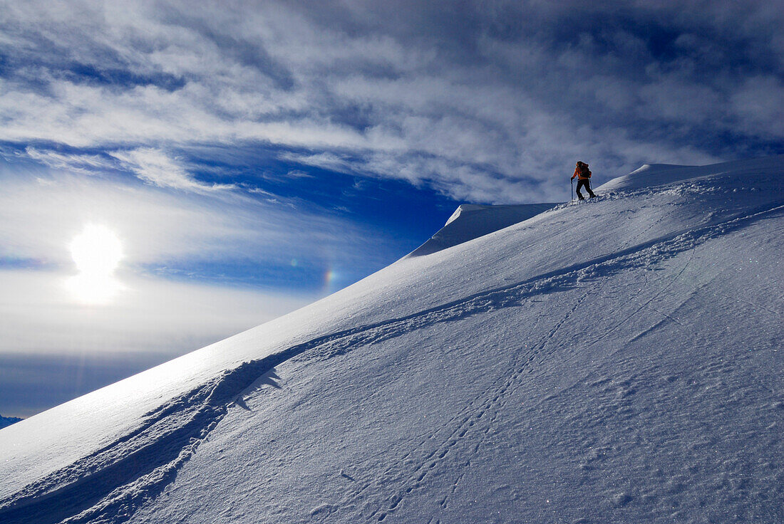 Skitourengeher im Aufstieg am Grat mit Wechten (Wächten) und Skispuren, Kühgundkopf, Allgäuer Alpen, Allgäu, Tirol, Österreich