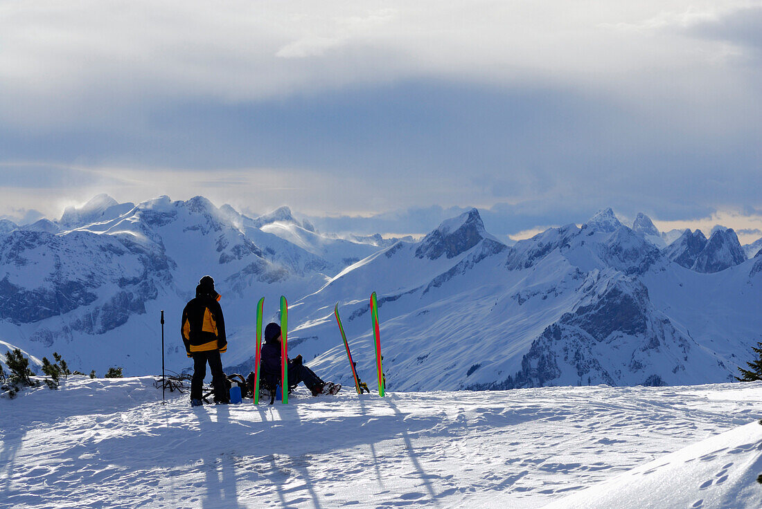 Zwei Skitourengeher rasten auf Gipfel, Allgäuer Alpen, Tirol, Österreich