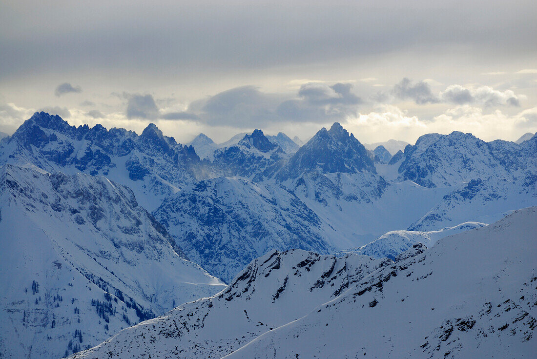 Wolkenstimmung über den Lechtaler Alpen, Tirol, Österreich