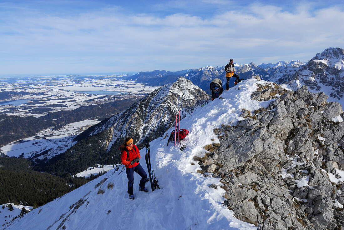 Skitourengeher am Gipfel der Sebenspitze, Forggensee im Hintergrund, Tannheimer Berge, Allgäuer Alpen, Allgäu, Tirol, Österreich