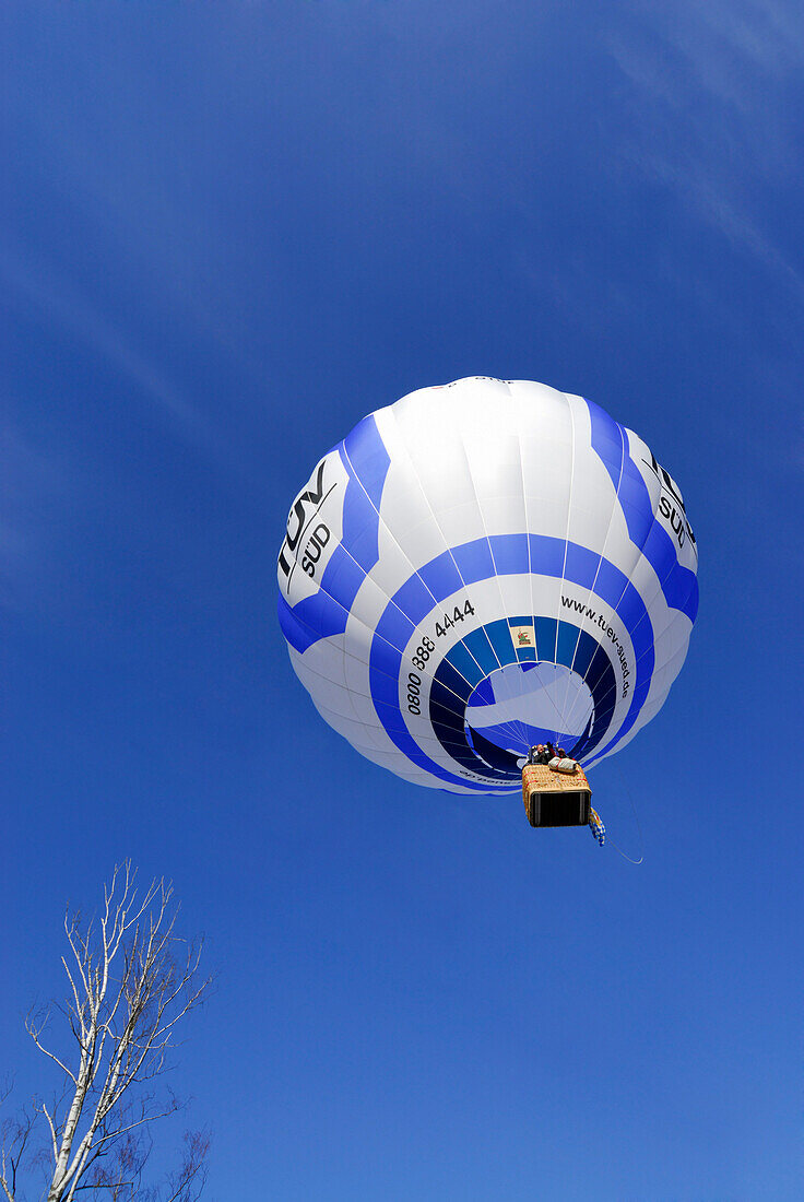 ballooning, hot air balloon with waving passengers in gondola, Montgolfiade in Bad Wiessee at lake Tegernsee, Upper Bavaria, Bavaria, Germany