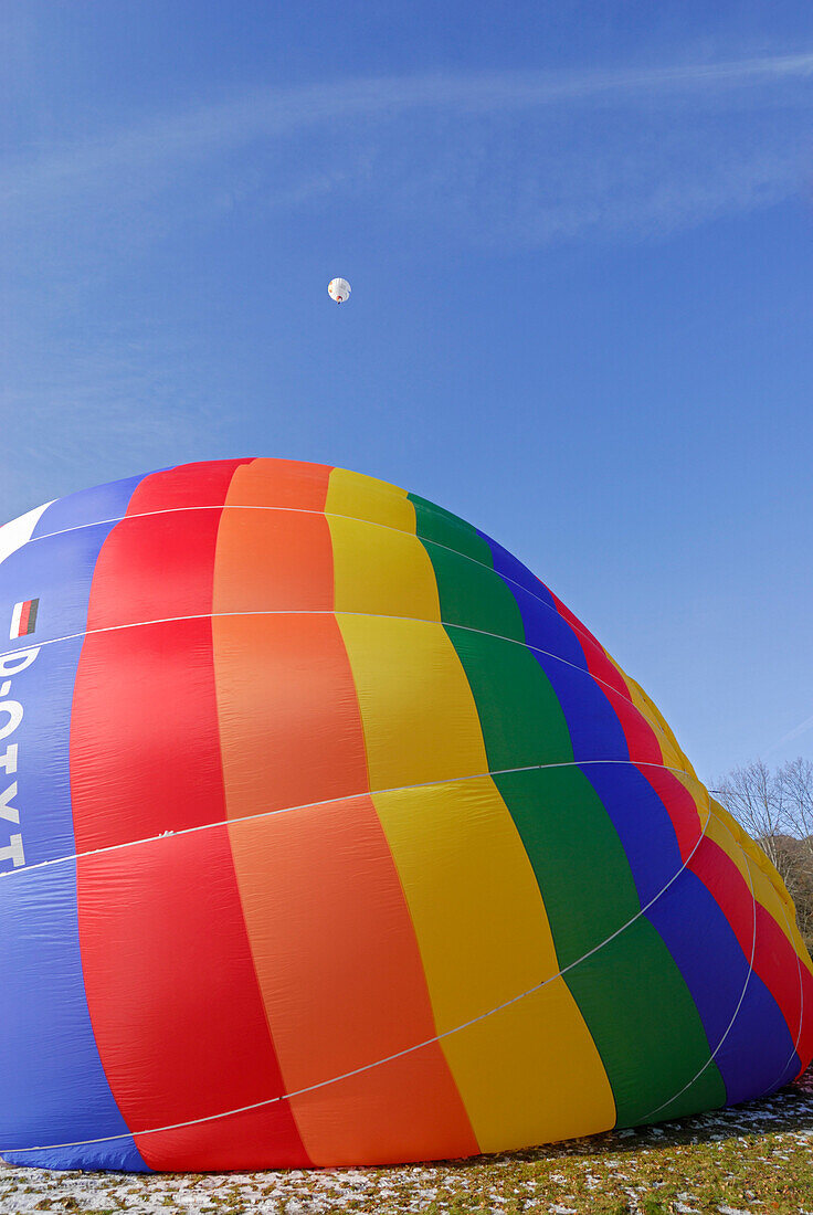 Start zu Ballonfahrt, Ballon wird aufgeblasen, Montgolfiade in Bad Wiessee, Tegernsee, Oberbayern, Bayern, Deutschland