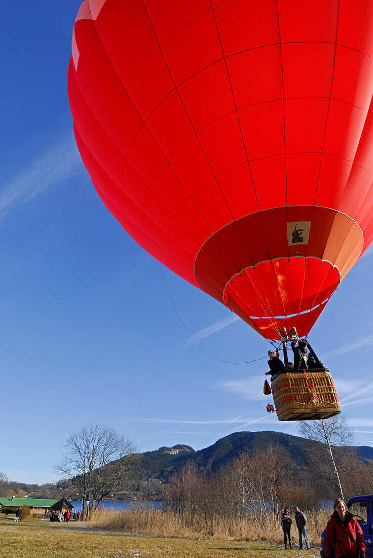 take-off of balloon, hot air balloon with passengers in gondola, Montgolfiade in Bad Wiessee at lake Tegernsee, Upper Bavaria, Bavaria, Germany