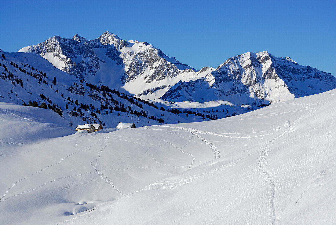 Tief verschneite Almhütten am Haldenwanger Kopf, Allgäuer Alpen, Vorarlberg, Österreich