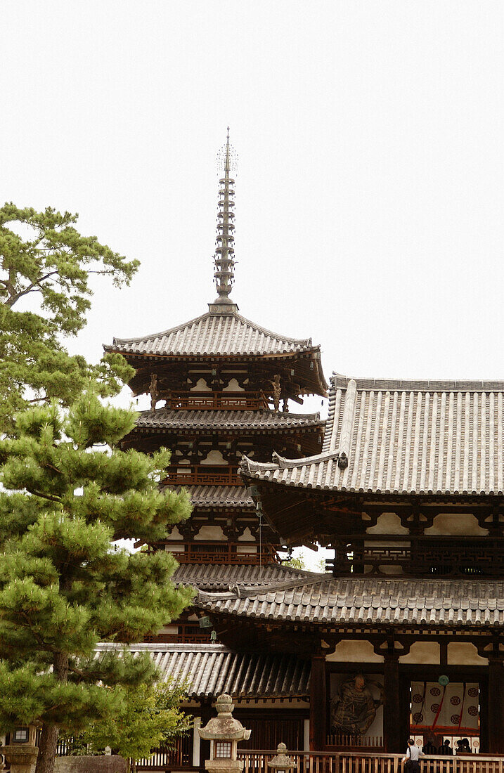 Horyu-Ji temple. Nara, Japan. Rebuilt at the end of the 7th century, it is the world s oldest wooden building.