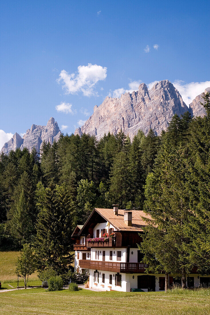 Wohnhäuser bei Cortina d´Ampezzo, Dolomiten, Venetien, Italien