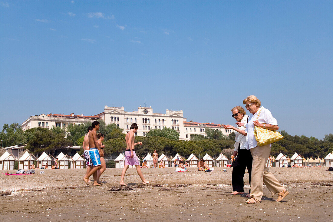 Leute spazieren am Strand, Hotel des Bains, Lido, Venedig, Lagune, Venetien, Italien