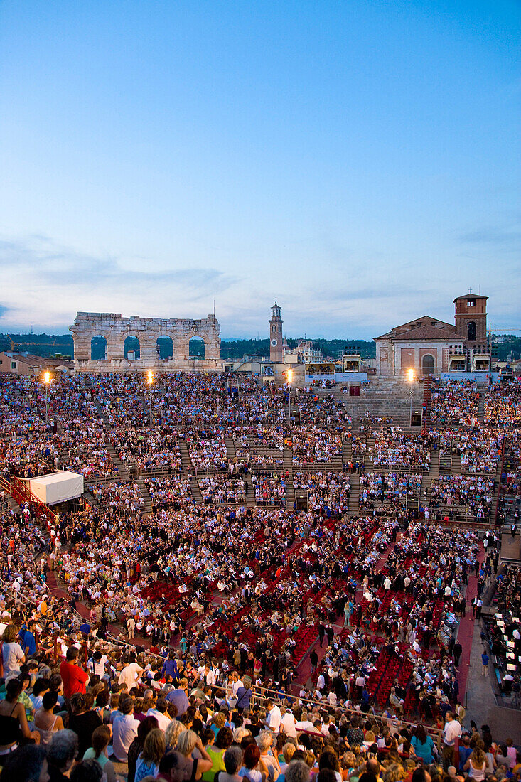Opernaufführung von Nabucco in der Arena von Verona, im Abendlicht, Verona, Venetien, Italien