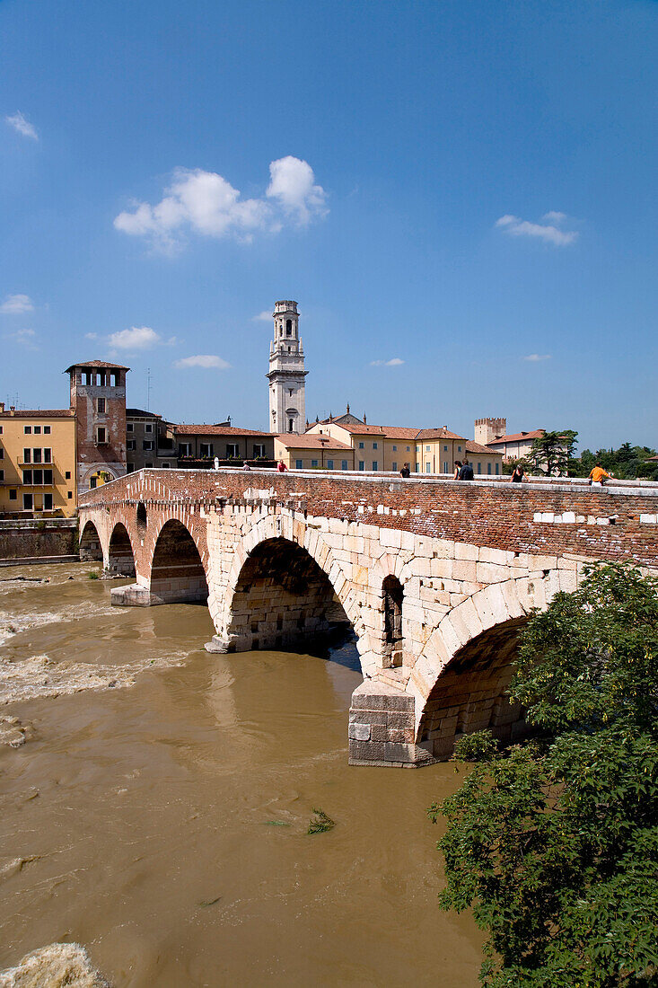 Ponte di Pietra über den Fluss Etsch, Verona, Venetien, Italien