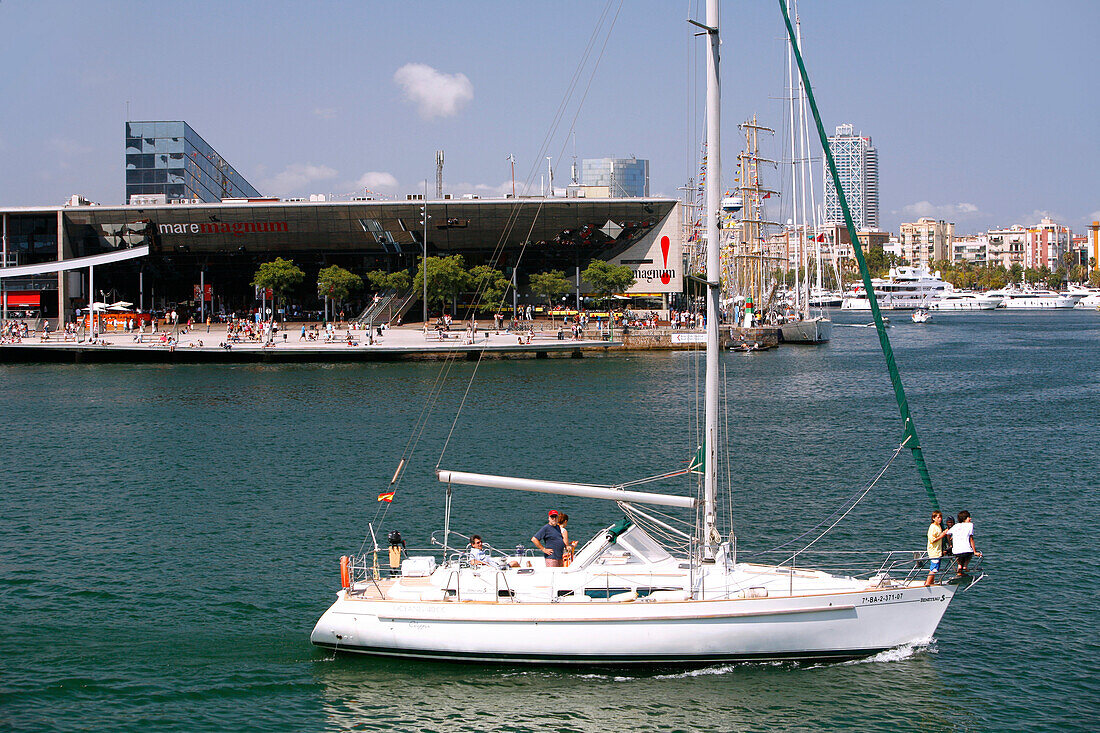 Segelyacht vor dem Hafen, Barcelona, Katalonien, Spanien