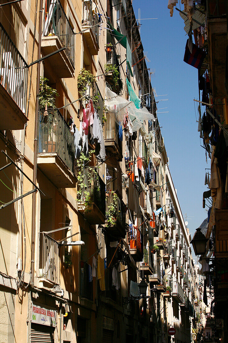 Hausfassade von Apartments, Carrer Riereta, Raval, Barcelona, Katalonien, Spanien