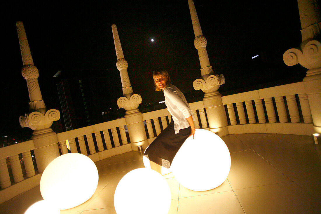 Lampen auf dem Dach des Hotel Casa Fuster, Barcelona, Katalonien, Spanien