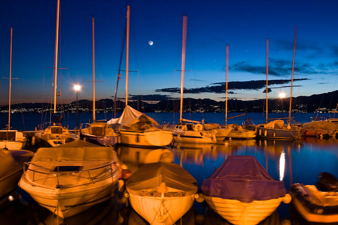 Boote im Hafen, Lazise am Gardasee, Italien, Europa