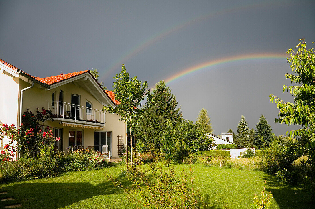 Haus mit Regenbogen, Oberbayern, Bayern, Deutschland