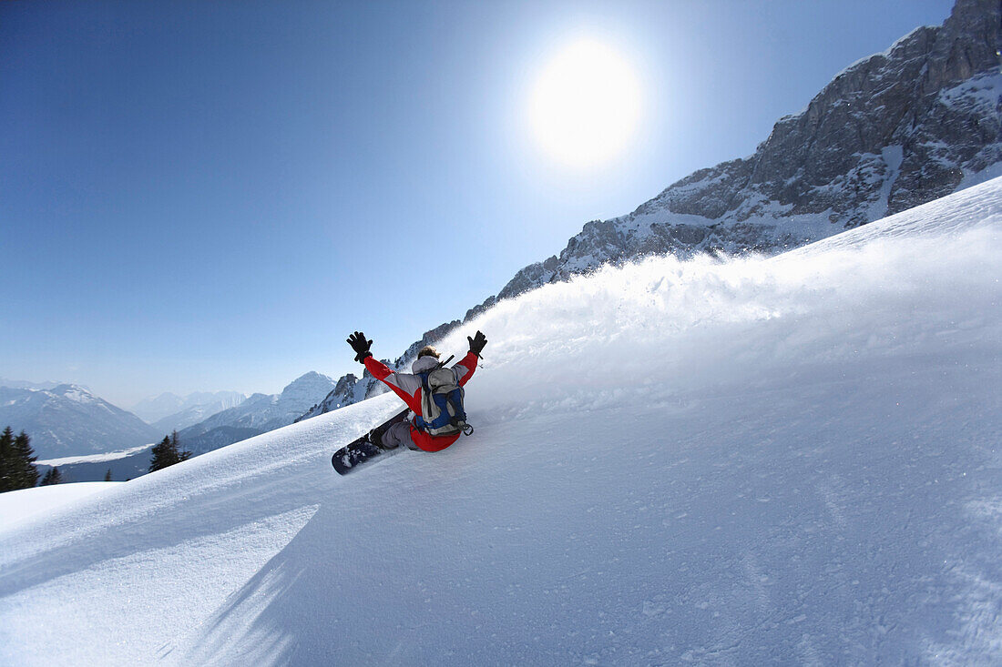 Snowboarder beim Carving, Reutte, Tirol, Österreich