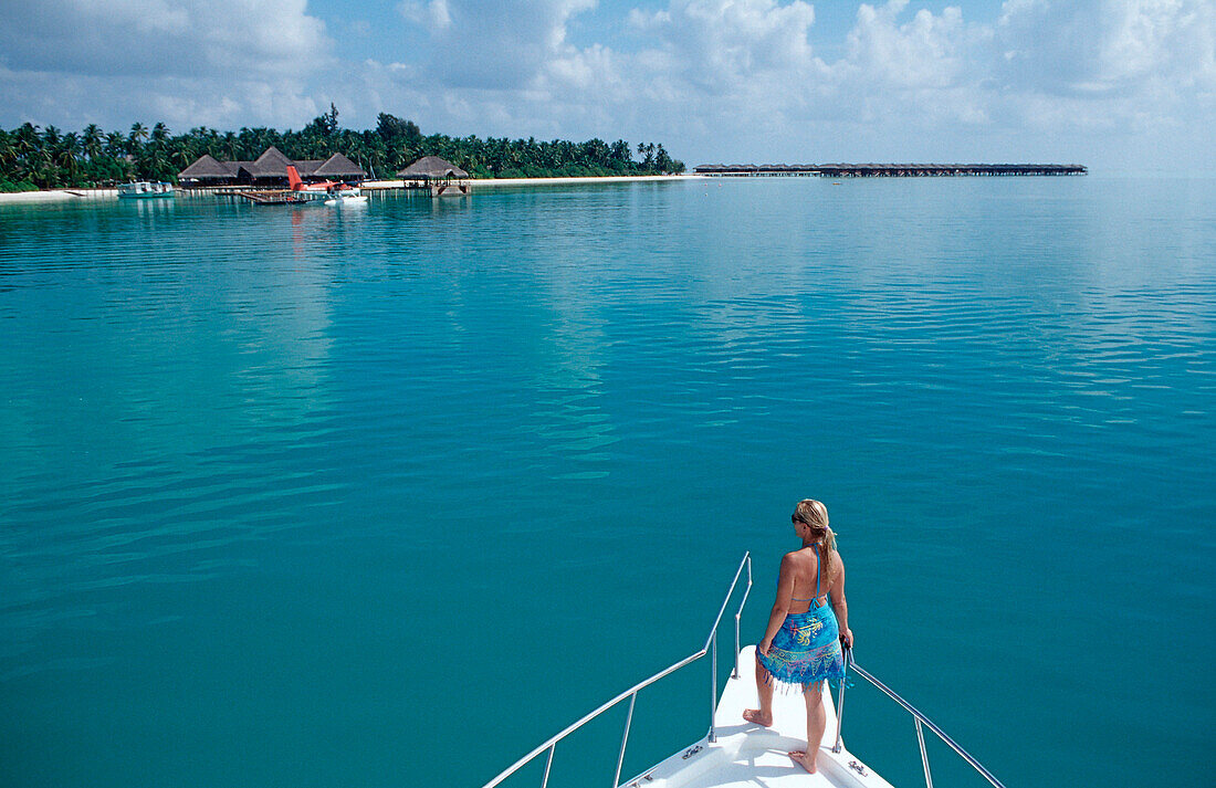 Frau auf dem Bug vor Malediveninsel, Malediven, Indischer Ozean, Meemu Atoll