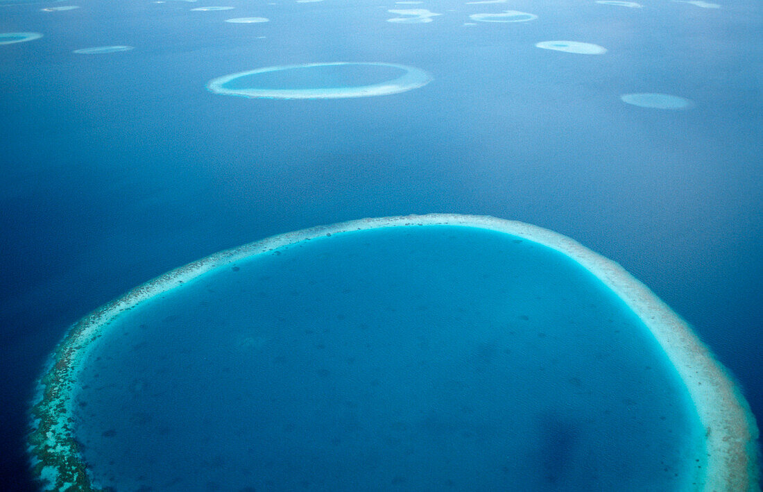 Luftaufnahme von maledivischen Atollen und Riffen, Malediven, Indischer Ozean, Ari Atoll