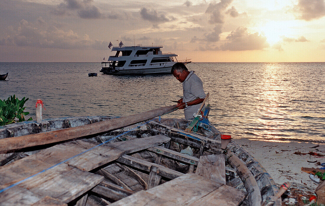 Schiffsbauer auf Malediveninsel, Malediven, Indischer Ozean, Meemu Atoll