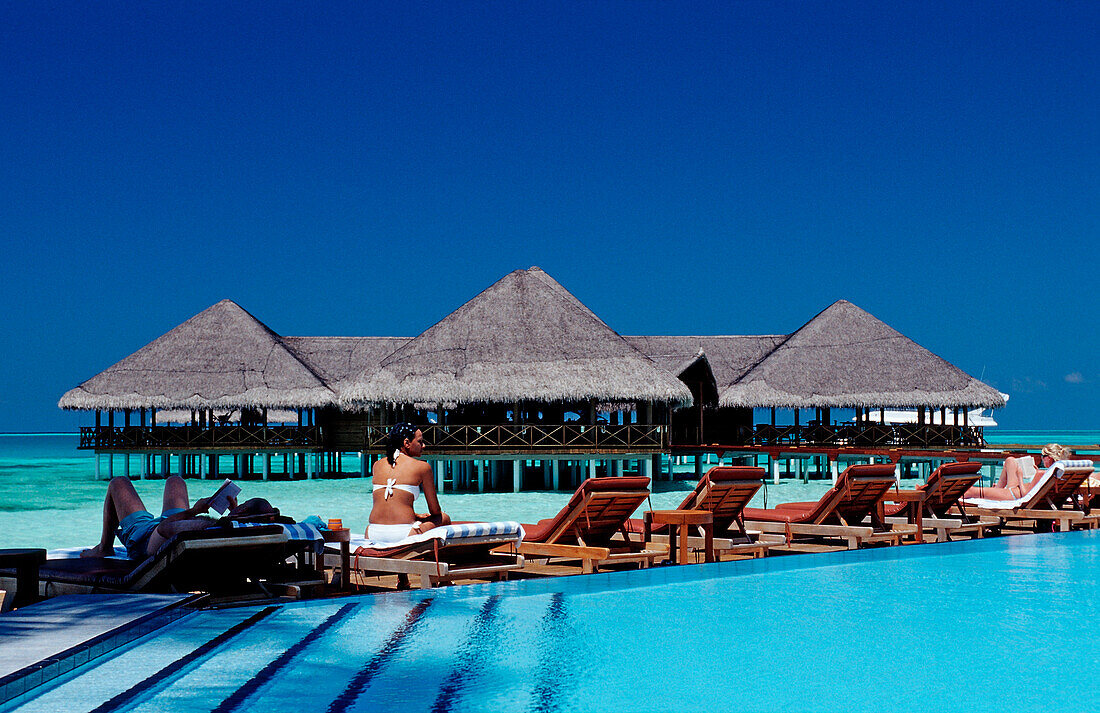 Pool und Strandbar auf Malediveninsel, Malediven, Indischer Ozean, Medhufushi, Meemu Atoll