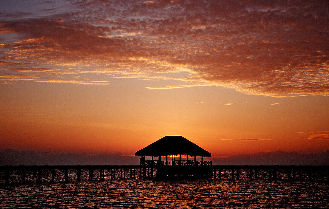 Sonnenuntergang auf den Malediven, Malediven, Indischer Ozean, Medhufushi, Meemu Atoll