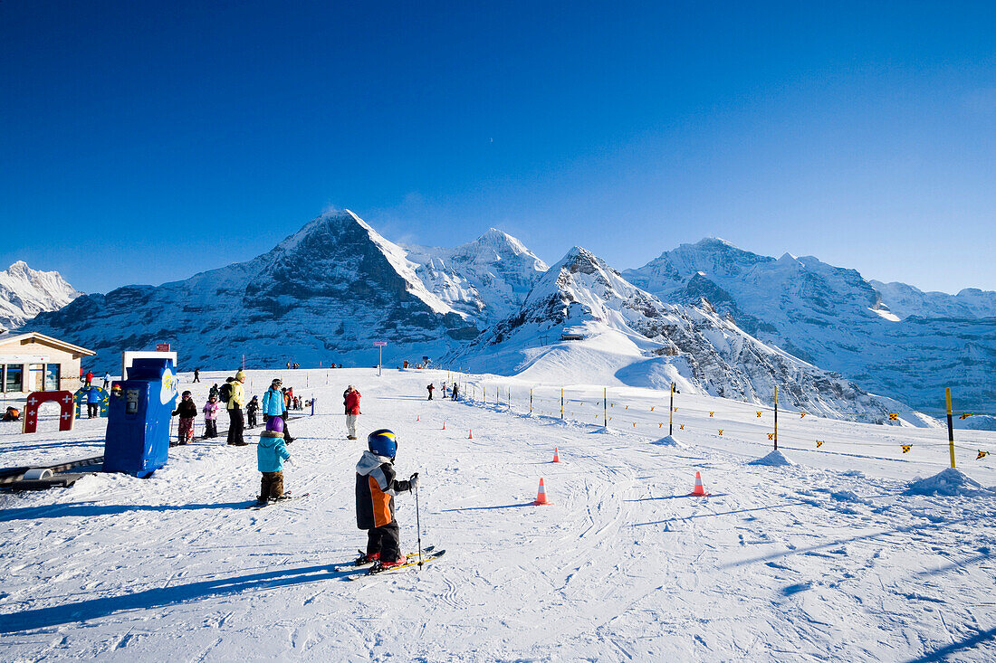 Kinder laufen Ski am Männlichen, Grindelwald, Berner Oberland, Kanton Bern, Schweiz