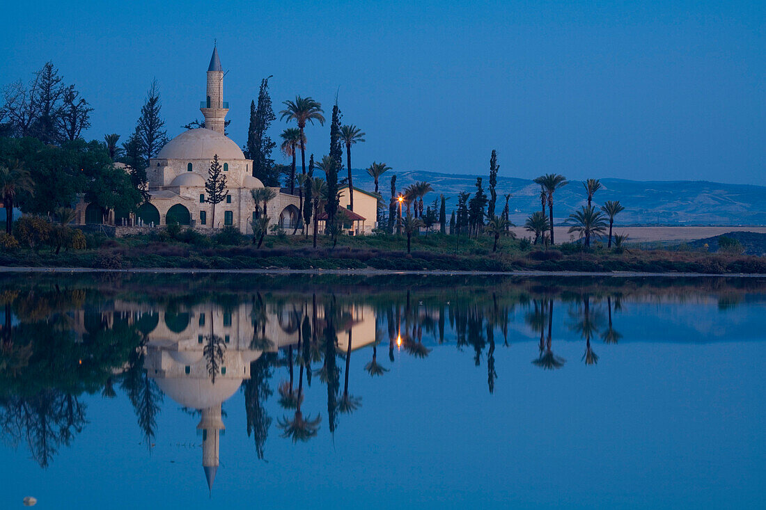 Moschee Hala Sultan Tekke im Abendlicht, Larnaka Salzsee, Larnaka, Südzypern, Zypern