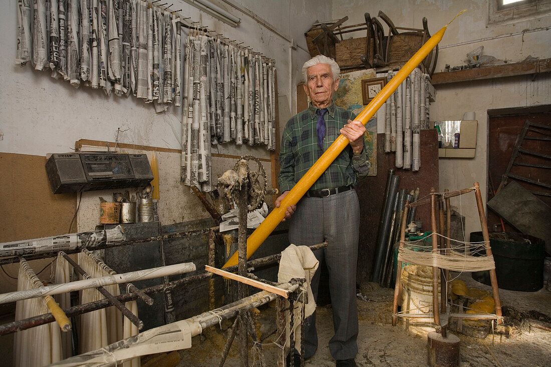 Kerzenmacher, Mann produziert Kerzen in seiner Werkstatt, Larnaka, Südzypern, Zypern