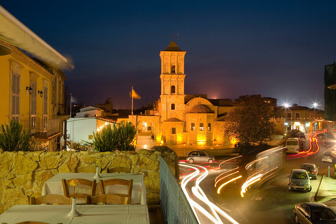Agios Lazaros Kirche bei Nacht, vom Dachrestaurant Taratsa Taverne fotografiert, Larnaka, Südzypern, Zypern