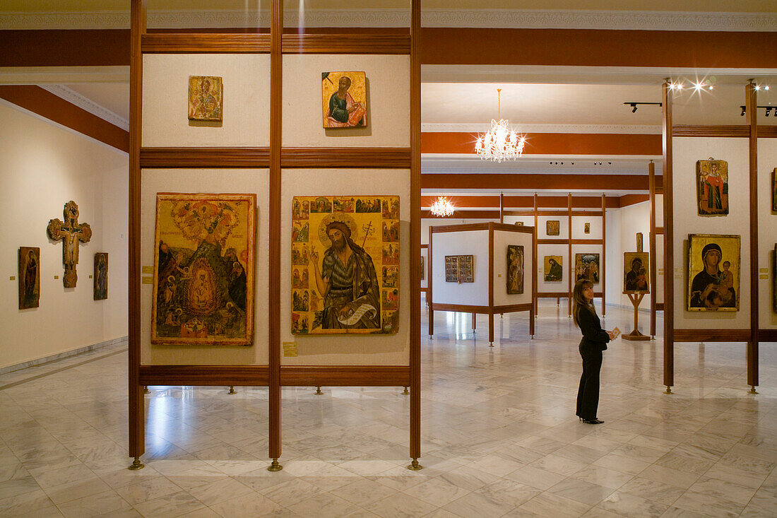 Frau im Ikonenmuseum, Ikonen Museum, Byzantine Museum, Nikosia, Lefkosia, Südzypern, Zypern