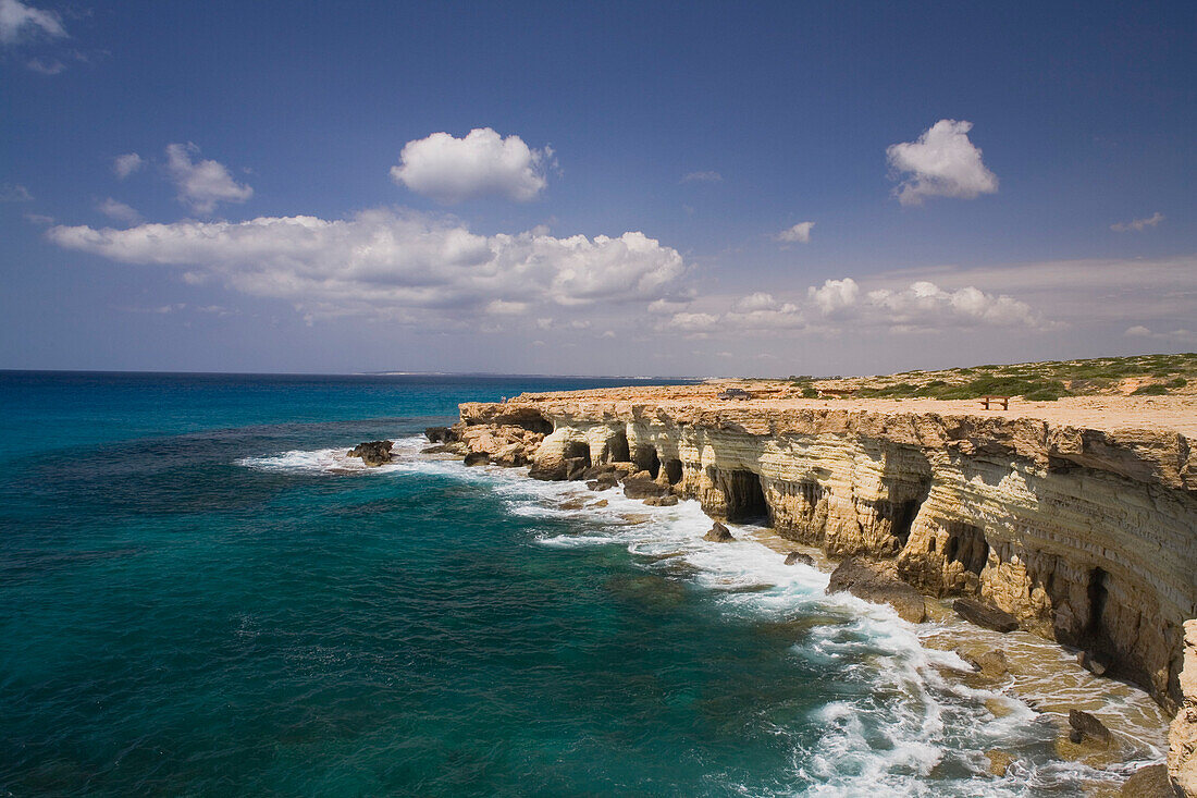 Steile Felsküste mit Höhlen, Mittelmeer, bei Agia Napa, Südzypern, Zypern