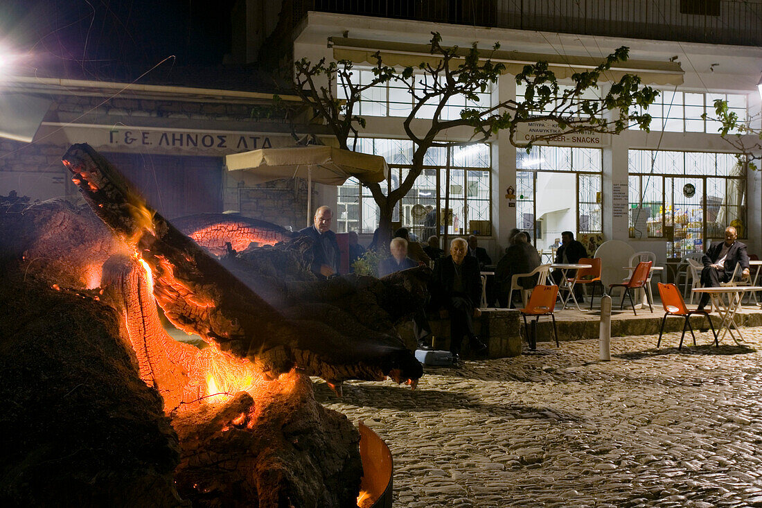 Osterfeuer in Kloster Omodos, Ostern, Troodos Gebirge, Südzypern, Zypern