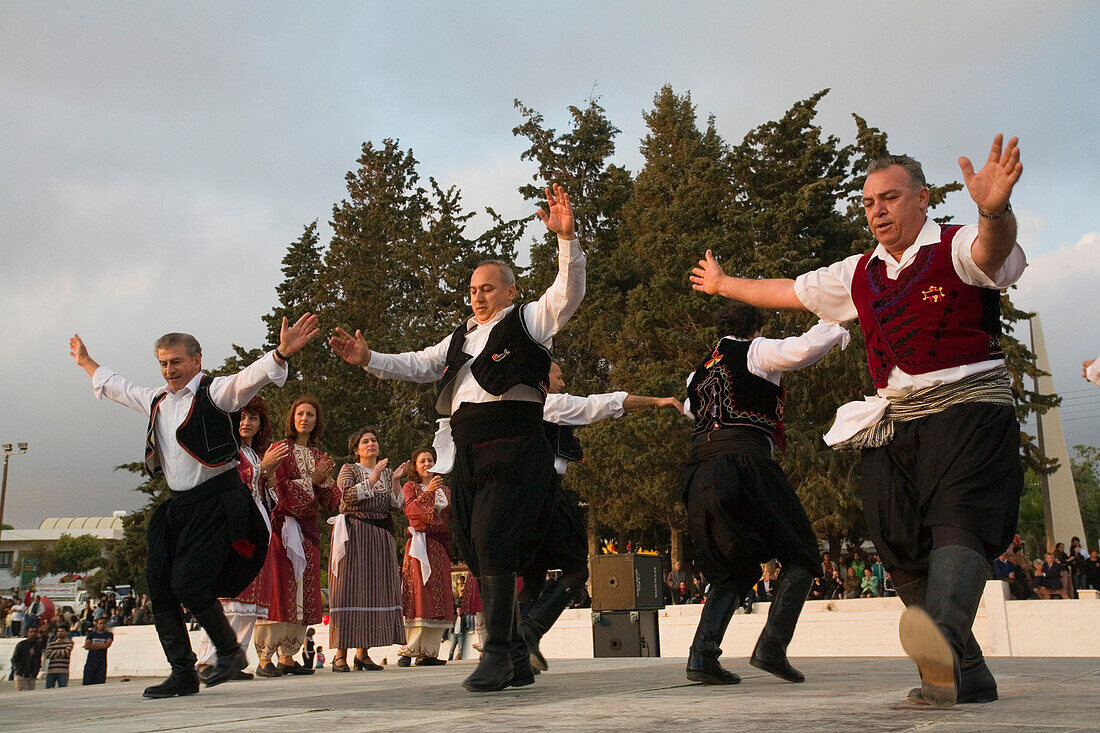 Volkstanz bei der Osterspiele, Ostern, Folklore, Kissonerga, in der Nähe von Pafos, Südzypern, Zypern
