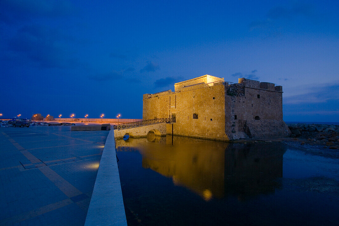 Burg von Pafos bei Nacht, Spiegelung im Wasser, Hafen von Pafos, Südzypern, Zypern