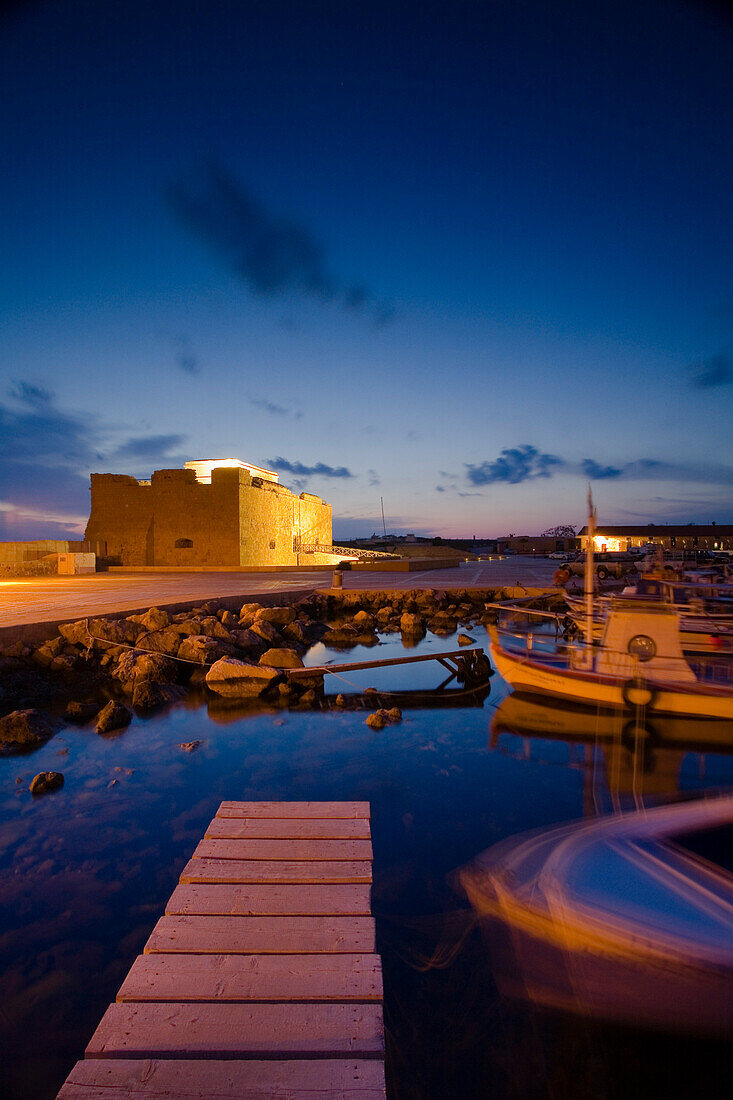 Burg von Pafos bei Nacht mit Fischerboote, Hafen von Pafos, Südzypern, Zypern