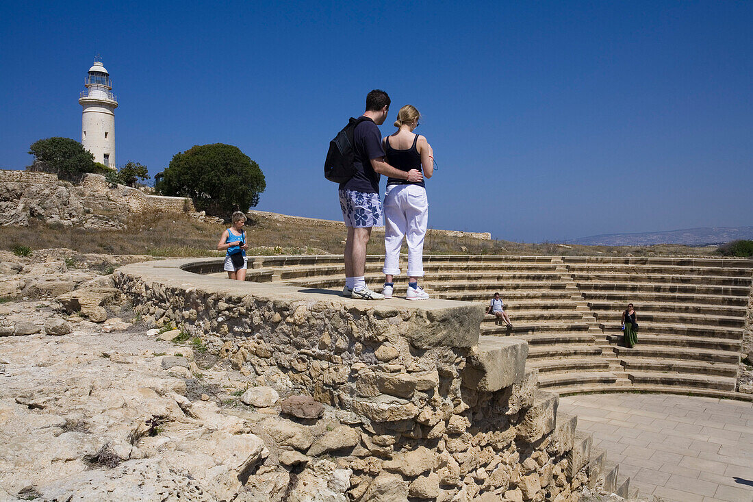 Junges Paar bei Odeon, Amphitheater im Archaeologischer Park, Pafos, Südzypern, Zypern