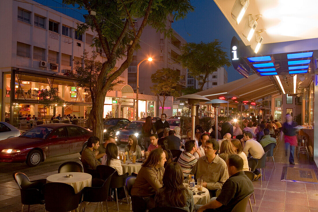 Leute in einem Straßencafe, Nacht, Archiepiskopou Makariou Street, Nightlife, Nikosia, Lefkosia, Südzypern, Zypern