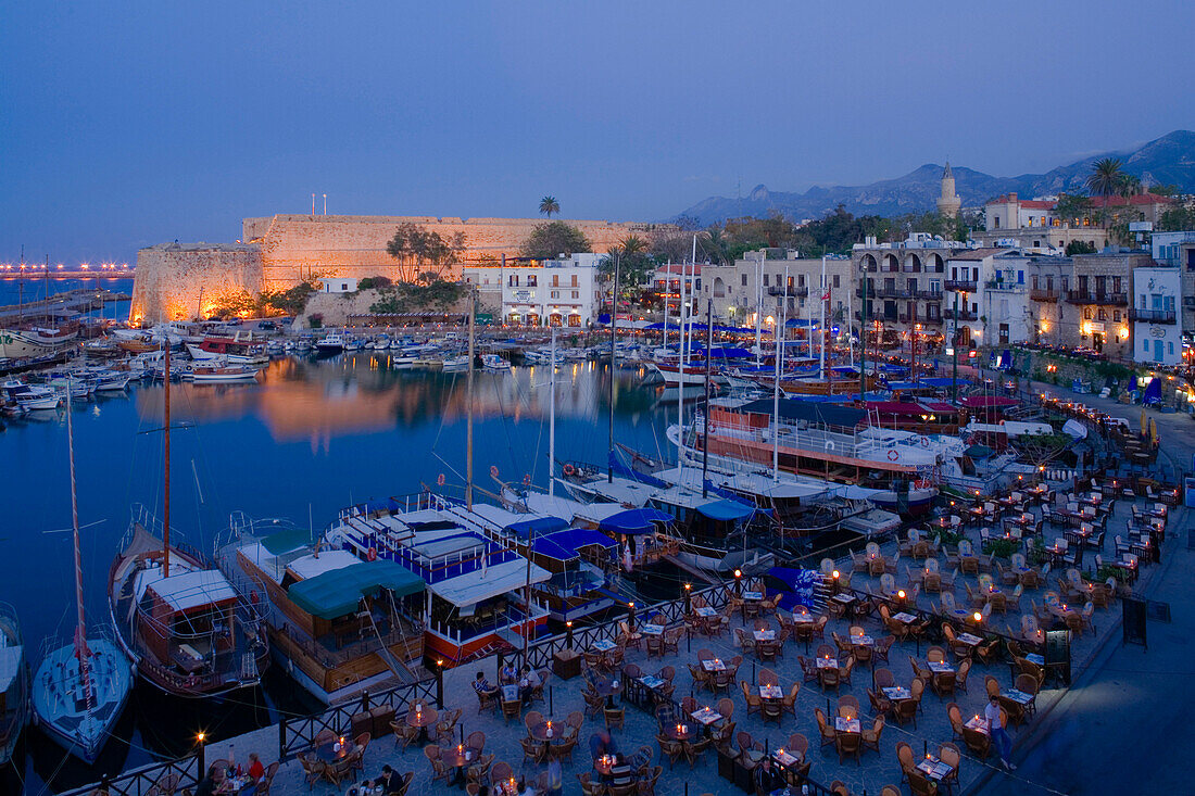 Kyrenia Hafen mit Burg von Kyrenia im Abendlicht, Kyrenia, Girne, Nordzypern, Zypern