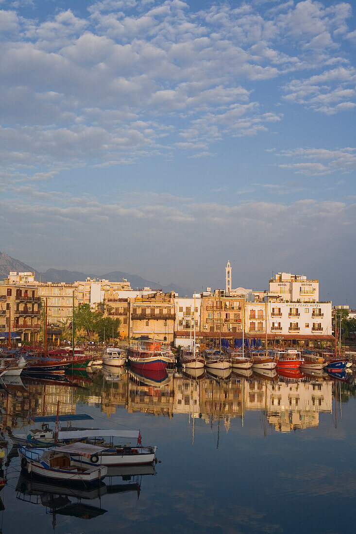 Kyrenia Hafen, Spiegelung im Wasser, Kyrenia, Girne, Nordzypern, Zypern