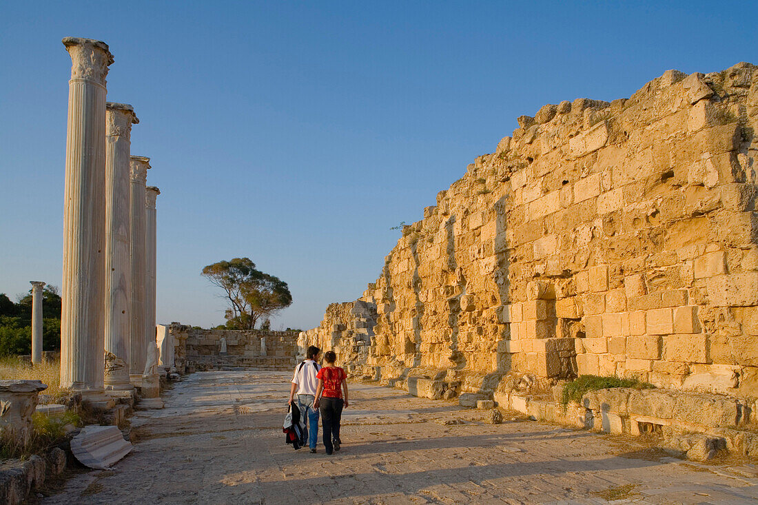 Touristen in der Antike Stadt von Salamis, Antike Gymnasium, Palästra mit Säulen, Ruinen, Archaeologie, Antike Stadt von Salamis, Nordzypern, Zypern