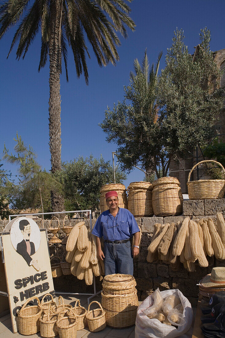 Man verkauft Körbe, Korbwaren, Spice and Herb Centre, Famagusta, Ammochostos, Gazimagusa, Nordzypern, Zypern