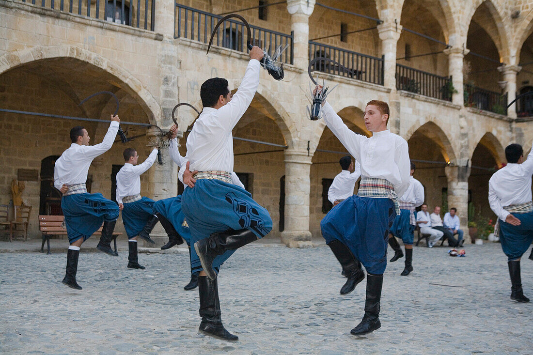 Eine Gruppe Tänzer in Tracht, Folklore, Buyuk Han, die alte Karawanserei, Ottoman, Lefkosia, Nicosia, Nordzypern, Zypern