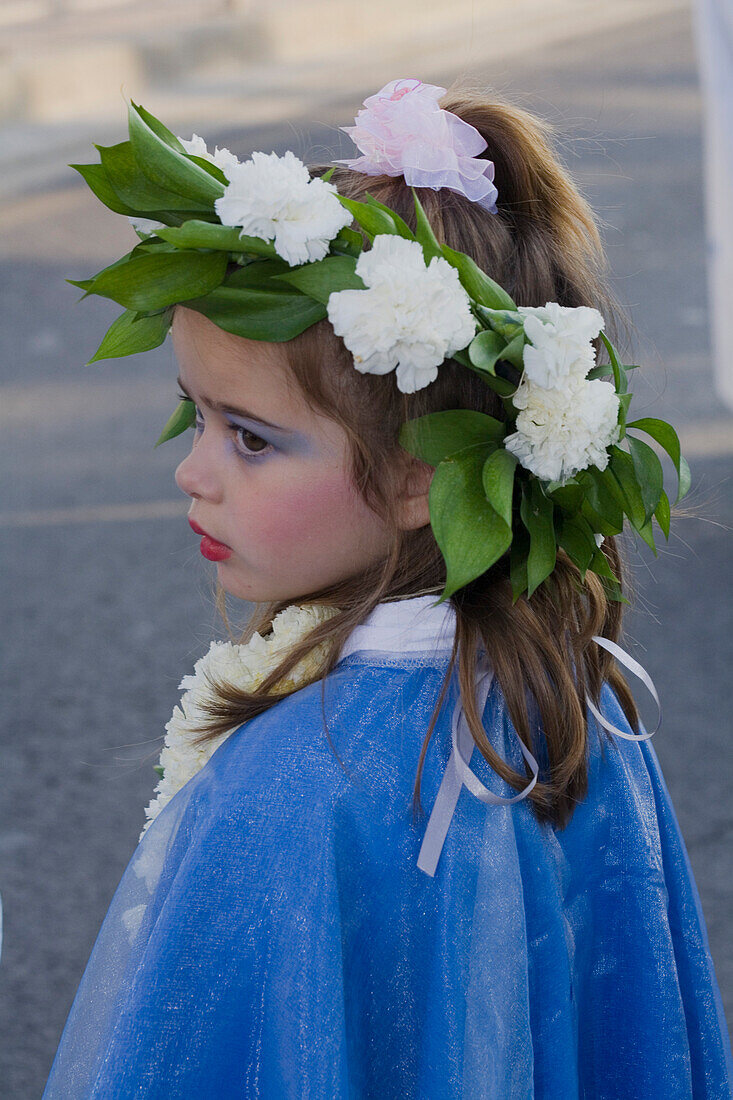 Junges Mädchen bei dem Anthesteria Blumenfest, Parade, Fruehling, Germasogeia, Lemesos, Limassol, Südzypern, Zypern