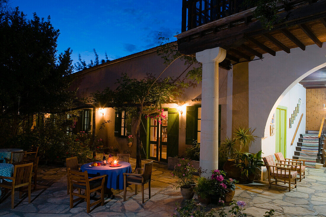 Patio, Innenhof eines Gästehauses, Ferienhaus im Abendlicht, Antony's Garden House, Episkopi, bei Lemesos, bei Limassol, Südzypern, Zypern