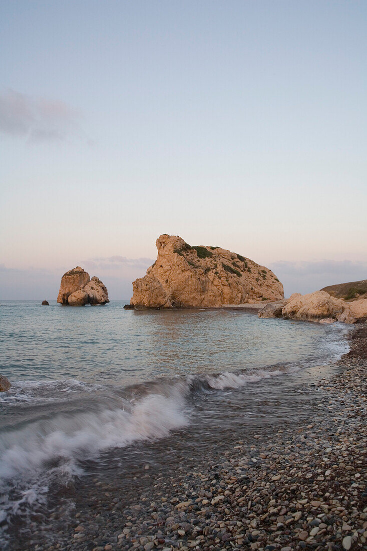 Petra tou Romiou im Abendlicht, Felsen der Aphrodite, Afrodite, Symbol, den legendären Geburtsort der Aphrodite, Afrodite, Limassol, Südzypern, Zypern