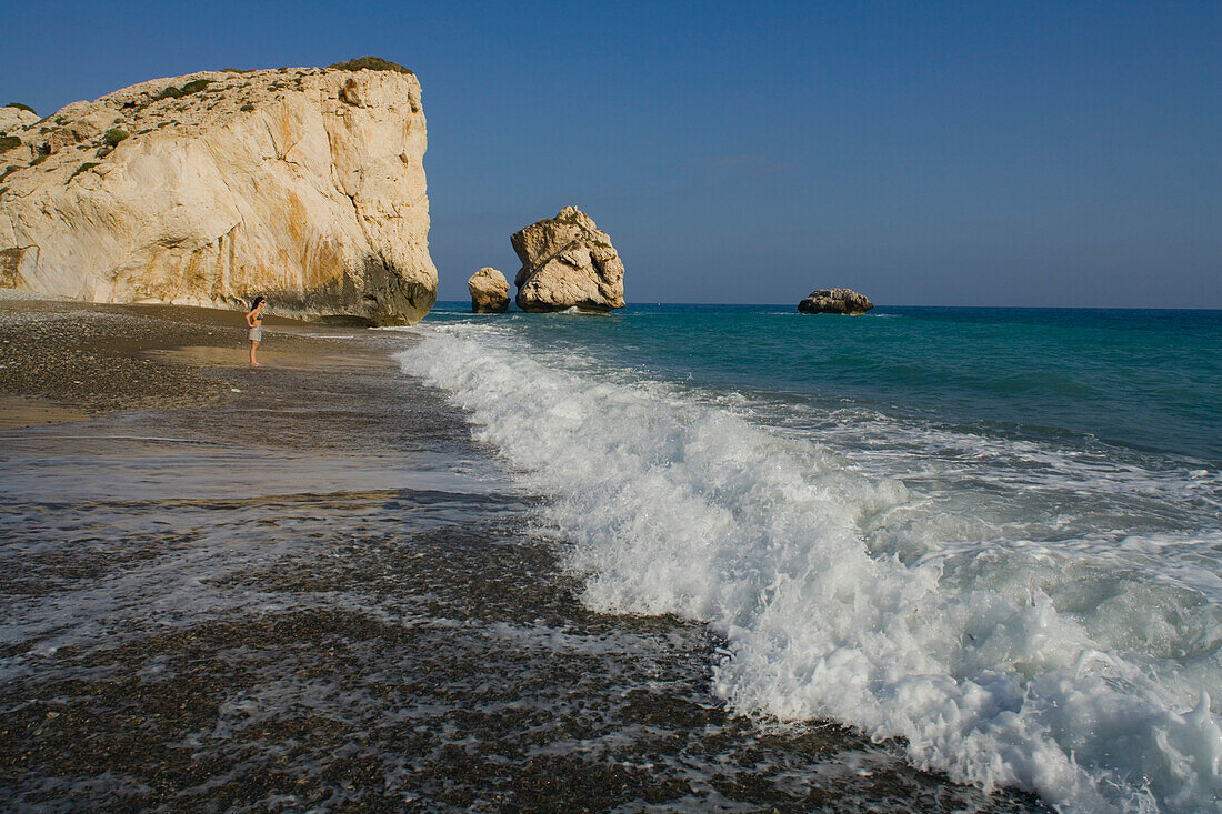 Frau in der Nähe von Petra tou Romiou, Felsen der Aphrodite, Afrodite, Symbol, den legendären Geburtsort der Aphrodite, Afrodite, Limassol, Südzypern, Zypern