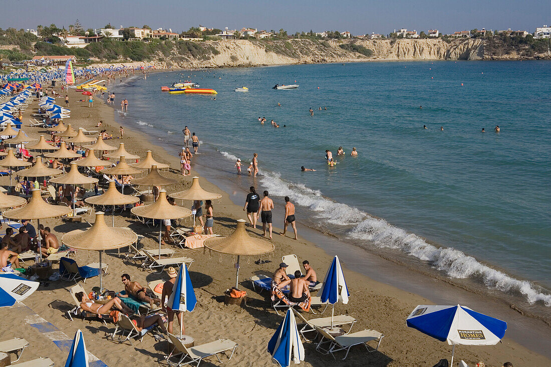 Leute am Strand, Coral Bay, bei Pafos, Südzypern, Zypern