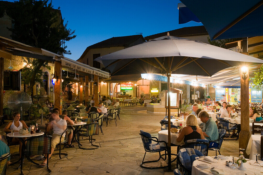 Leute in einem Restaurant, Café im Abendlicht, Dorfplatz, Polis, Südzypern, Zypern