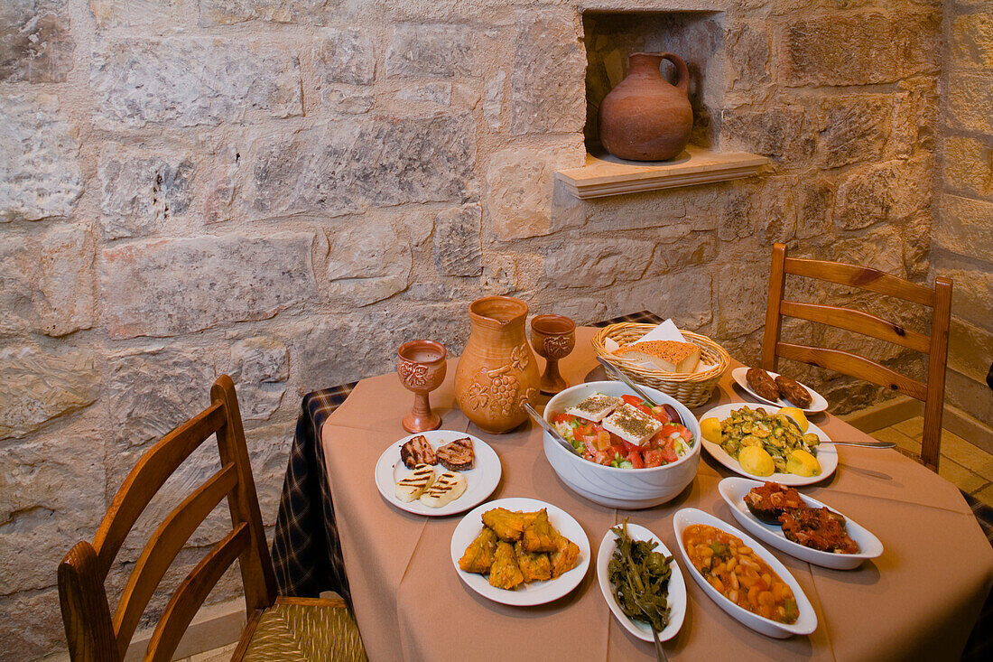 Meze, Appetithäppchen, in einem Restaurant, Araouzos Traditional Tavern, Kathikas, Laona, bei Polis, Südzypern, Zypern